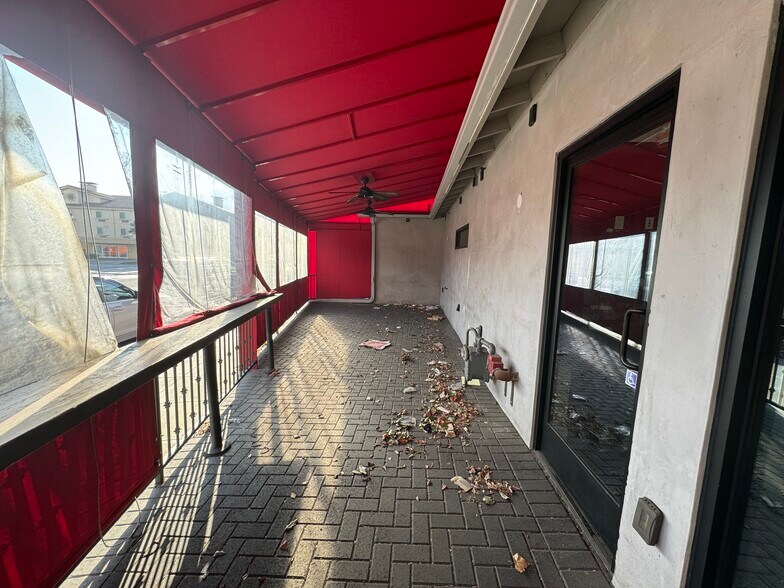 More Photos Of 4001 W Riverside Dr, Burbank Storefront For Lease