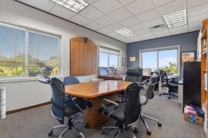 More Photos Of 8320 Bee Caves Rd, Austin Office For Sale