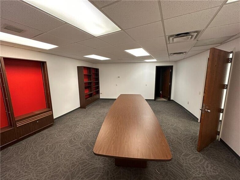 More Photos Of 9625 Perry Hwy, Pittsburgh Office For Lease