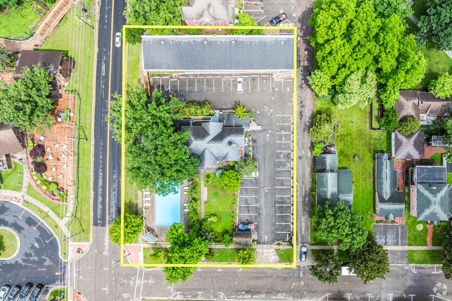 More Photos Of 910 River Rd, Wisconsin Dells Hotel For Sale