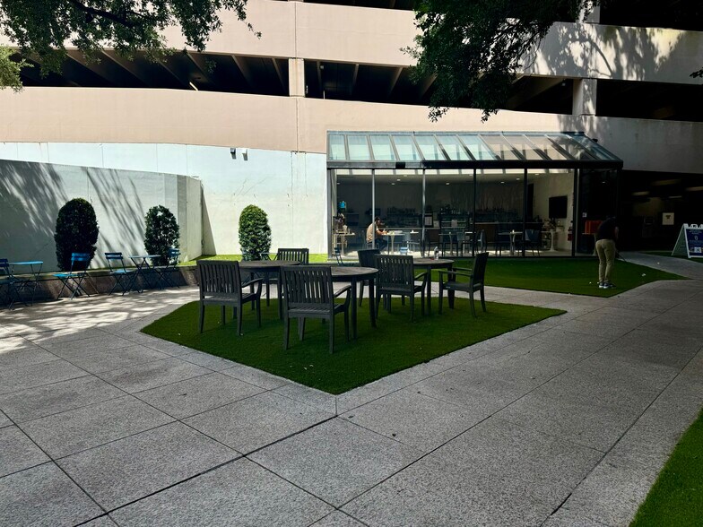 More Photos Of 2000 Bering Dr, Houston Office For Lease