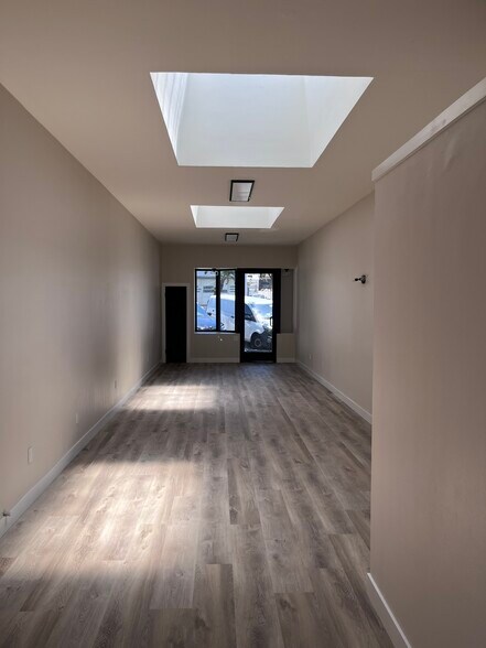 More Photos Of 10039-10041 Commerce Ave, Tujunga Storefront For Lease