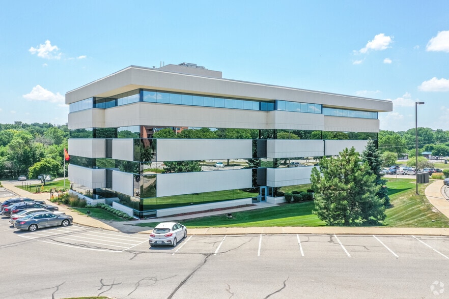 More Photos Of 1415 28th St, West Des Moines Office For Lease