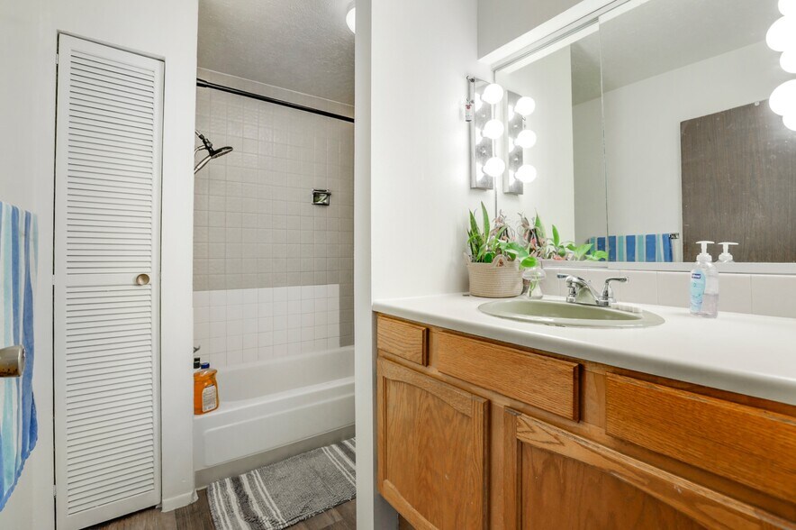 More Photos Of 287-293 S Hoyt St, Lakewood Apartments For Sale