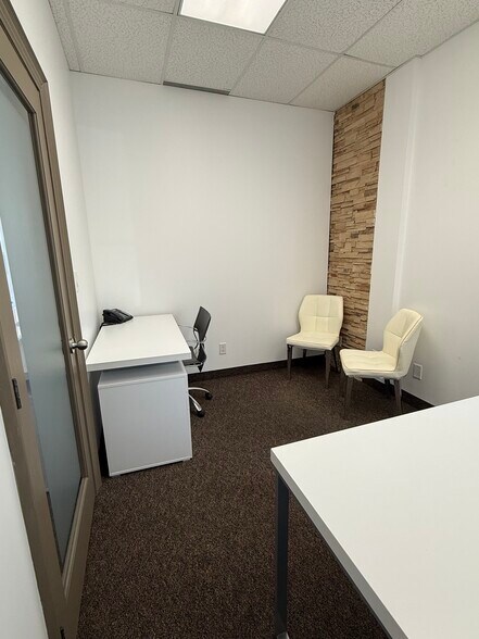 More Photos Of 125 Lakeshore Rd E, Mississauga Coworking Space
