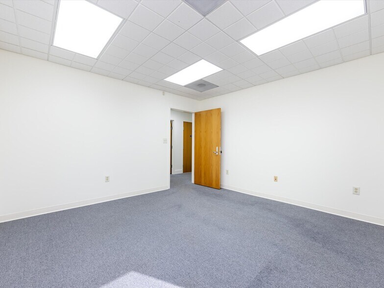 More Photos Of 1812 W Morehead St, Charlotte Office Residential For Lease