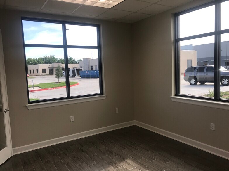 More Photos Of 202 Industrial Blvd, Sugar Land Loft Creative Space For Lease