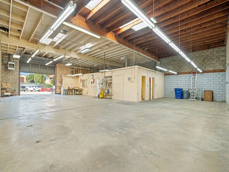 More Photos Of 921 Coolidge Ave, National City Light Manufacturing For Sale