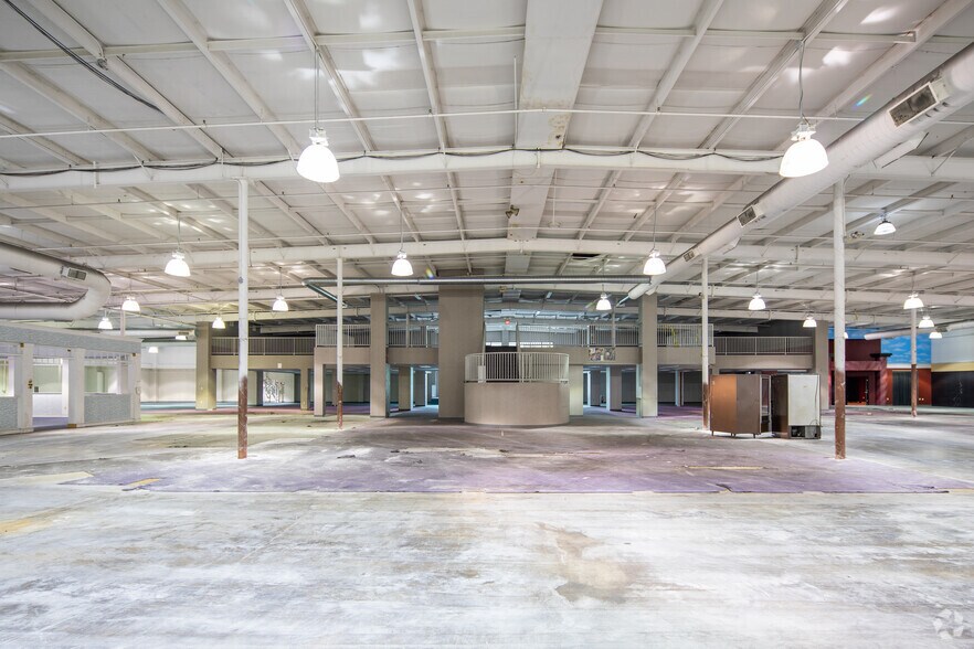 More Photos Of 13850 Manchester Rd, Manchester Freestanding For Lease