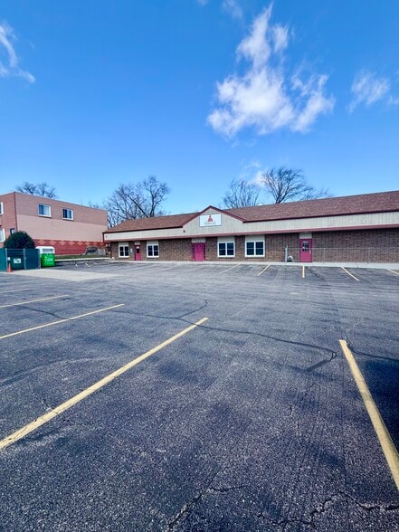More Photos Of 700 W Rollins Rd, Round Lake Beach Daycare Center For Lease