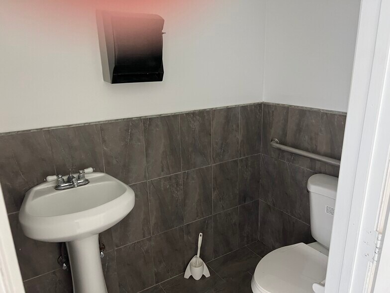 More Photos Of 1001 NW 95th St, Miami Restaurant For Lease