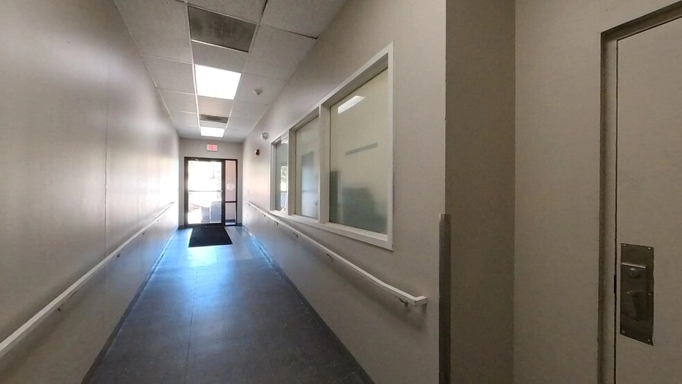 More Photos Of 911 Massachusetts St, Lawrence Apartments For Lease