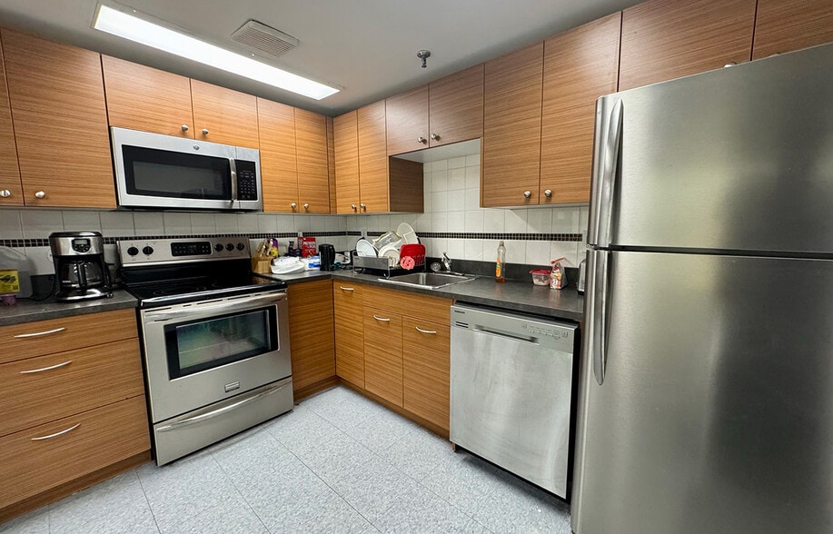 More Photos Of 431 Thames Ave, Winnipeg Office For Lease