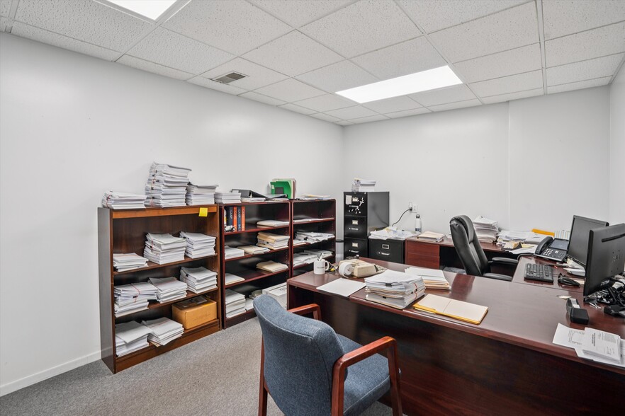 More Photos Of 2721 SW 30th St, Des Moines Office For Sale