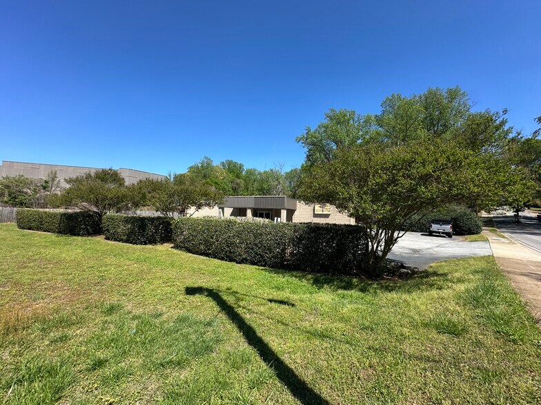 More Photos Of 328 Dupont Dr, Greenville Flex For Sale