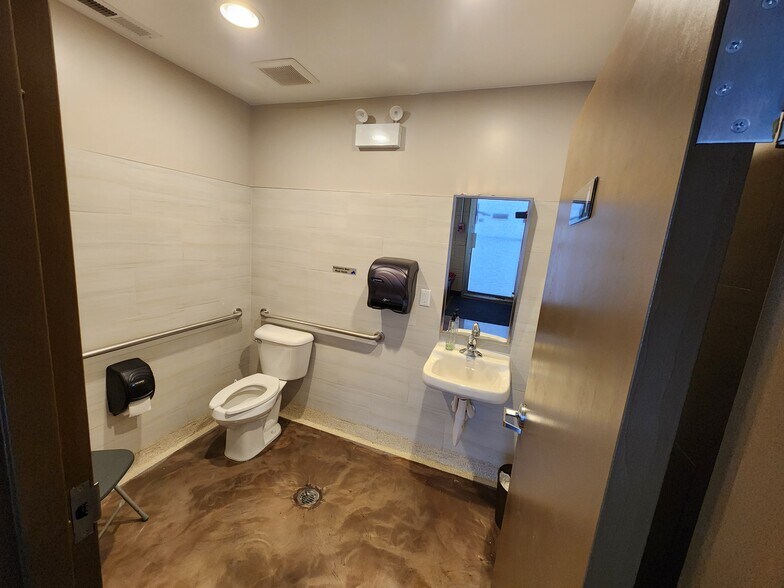 More Photos Of 2708-2714 S 9th Ave, Broadview Manufacturing For Sale