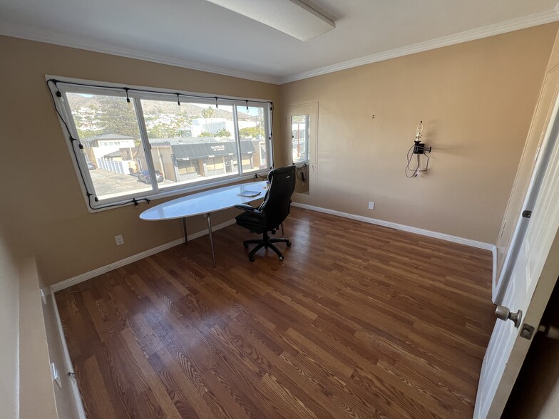 More Photos Of 2016-2020 E Main St, Ventura Storefront Retail Office For Sale