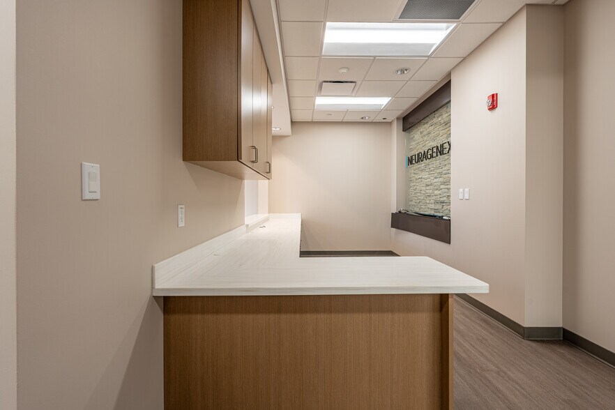 More Photos Of 140 Hansen Blvd, North Aurora Medical For Lease