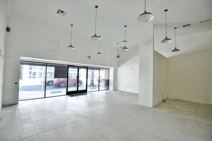 More Photos Of 111 N Robertson Blvd, Beverly Hills Storefront Retail Office For Lease