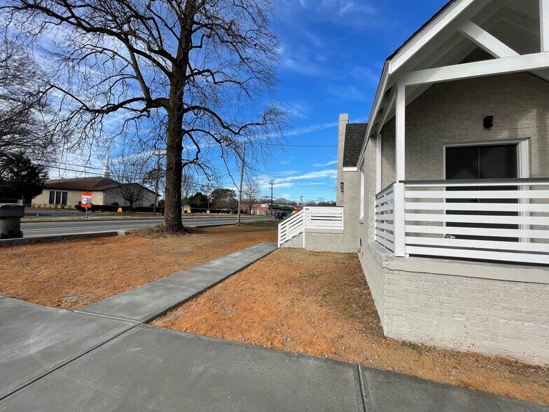 More Photos Of 1508 Remount Rd, Charlotte Showroom For Lease