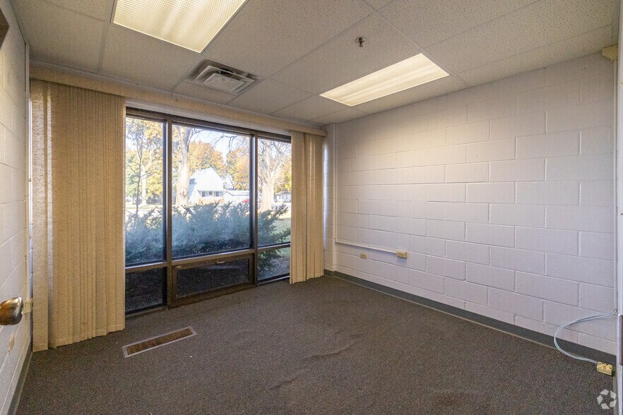 More Photos Of 200 E Avenue G, Rochelle Manufacturing For Sale