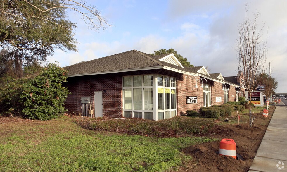 Primary Photo Of 1492 N Us-17 Hwy, Mount Pleasant Veterinarian Kennel For Lease