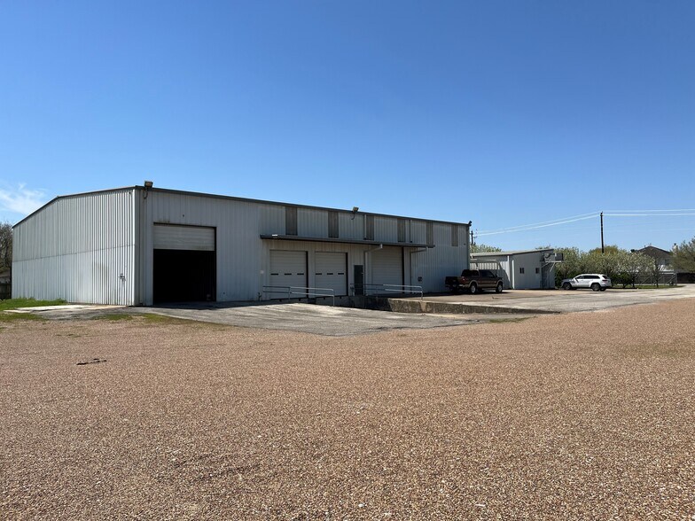 More Photos Of 2009 Hatfield Rd, Pearland Warehouse For Lease
