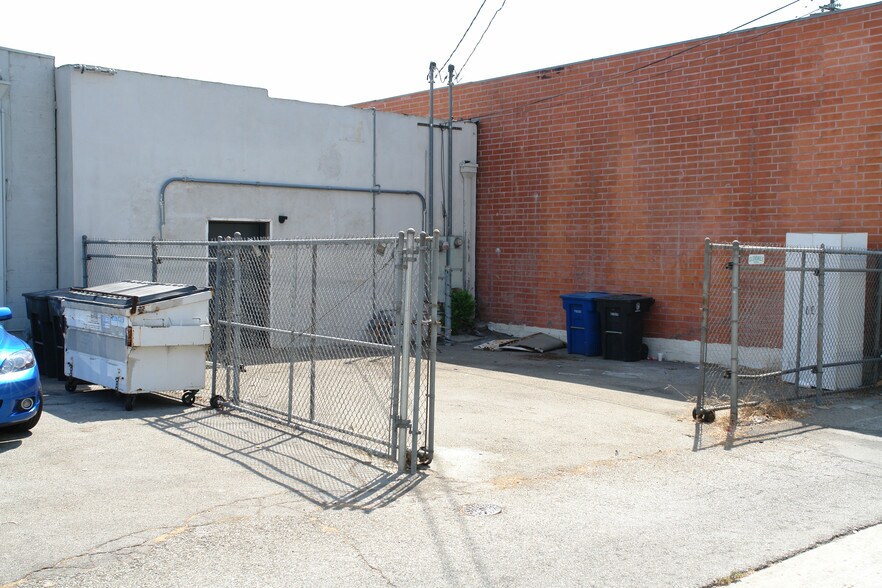 More Photos Of 913-915 S Victory Blvd, Burbank Storefront For Sale