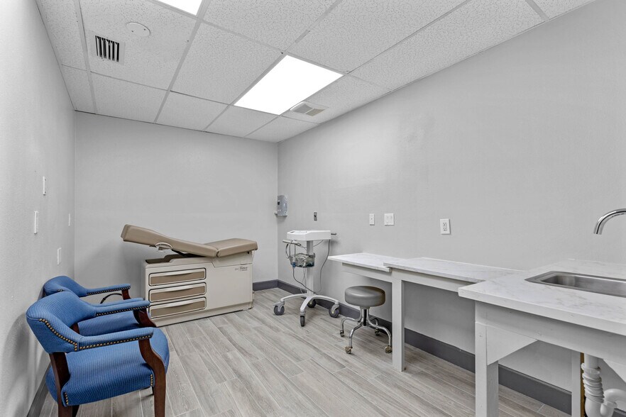 More Photos Of 901 N Grove St, Eustis Office For Sale