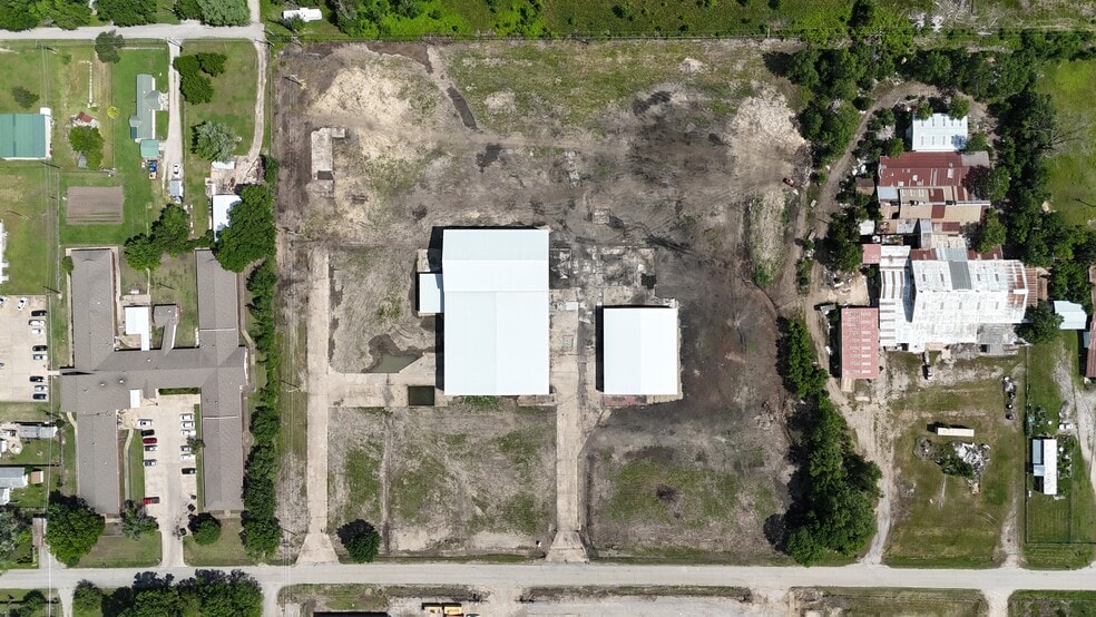 More Photos Of 1100 E 14th St, Dewey Warehouse For Lease