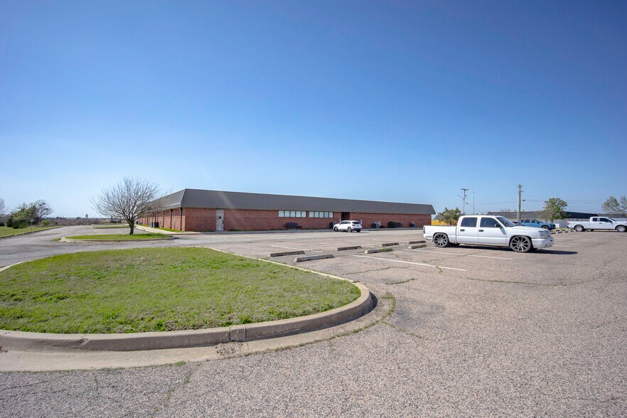 More Photos Of 1400 N Kennedy Ave, Shawnee Office For Sale