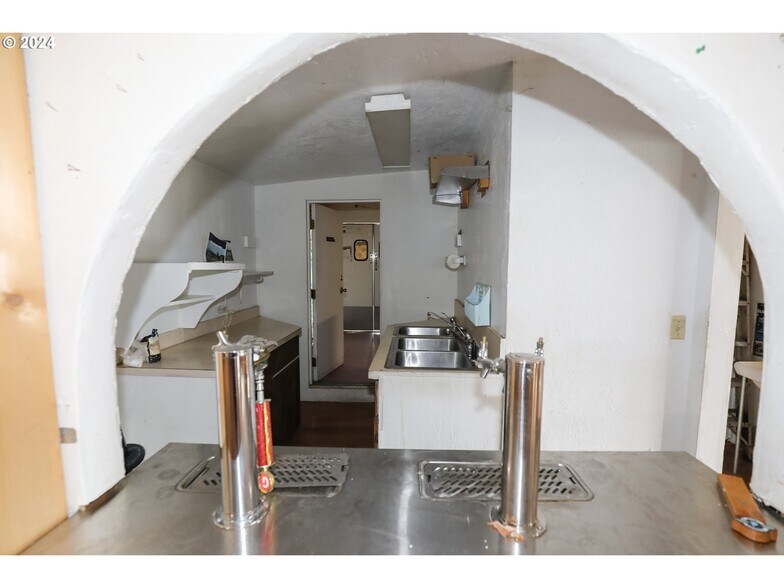 More Photos Of 501 NW Douglas Blvd, Winston General Retail For Sale