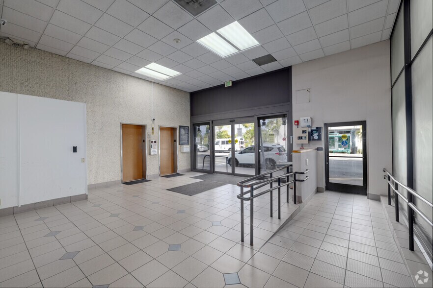 More Photos Of 1900 Tyler St, Hollywood Office For Lease