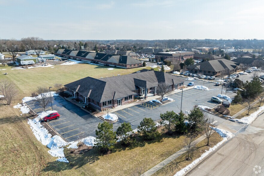 More Photos Of 385 Millennium Dr, Crystal Lake Office For Sale