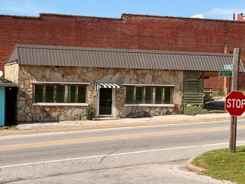 More Photos Of 117 60 Highway, Granby Service For Lease