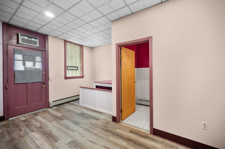 More Photos Of 16903 Fischer Rd, Cleveland Office For Sale