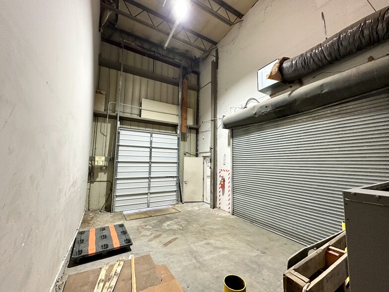 More Photos Of 7111-7113 S Anthony Blvd, Fort Wayne Warehouse For Lease