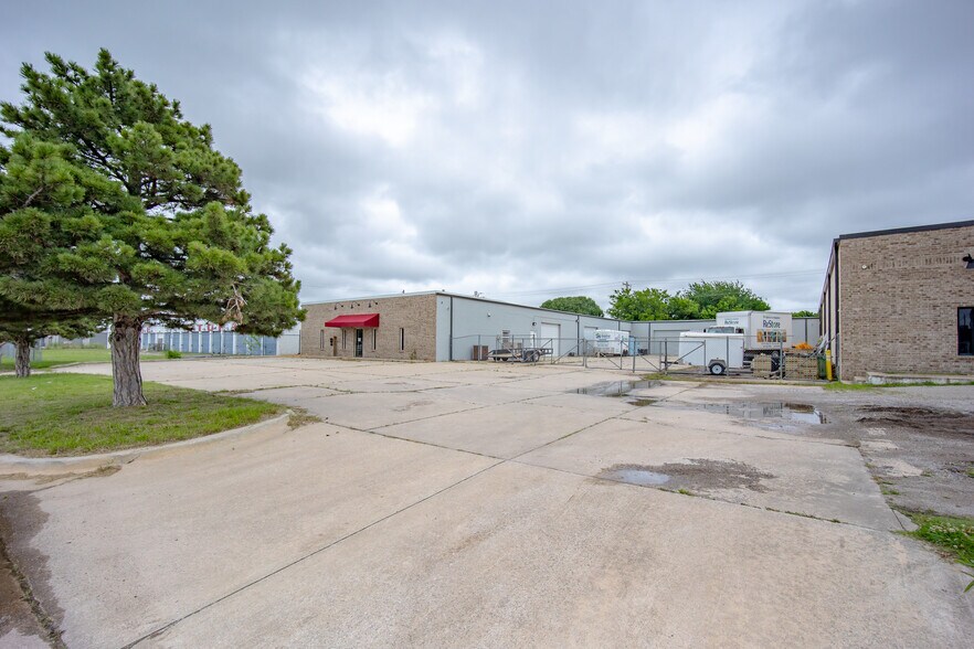 More Photos Of 1835 Industrial Blvd, Norman Warehouse For Sale