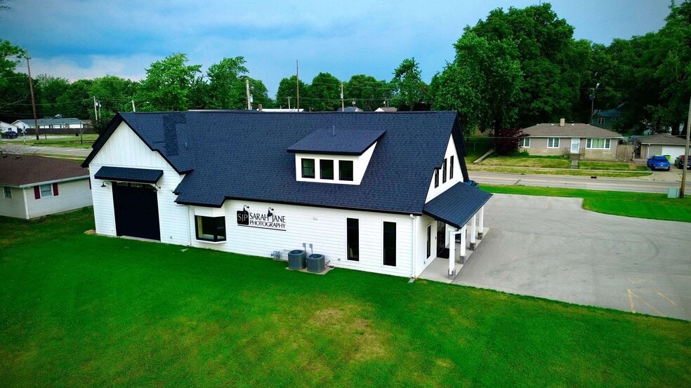 More Photos Of 165 W South St, Oreana Flex For Sale
