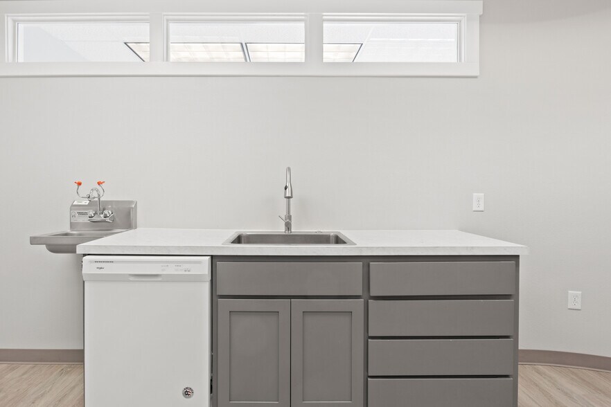 More Photos Of 350 Miller St SE, Salem Office For Sale