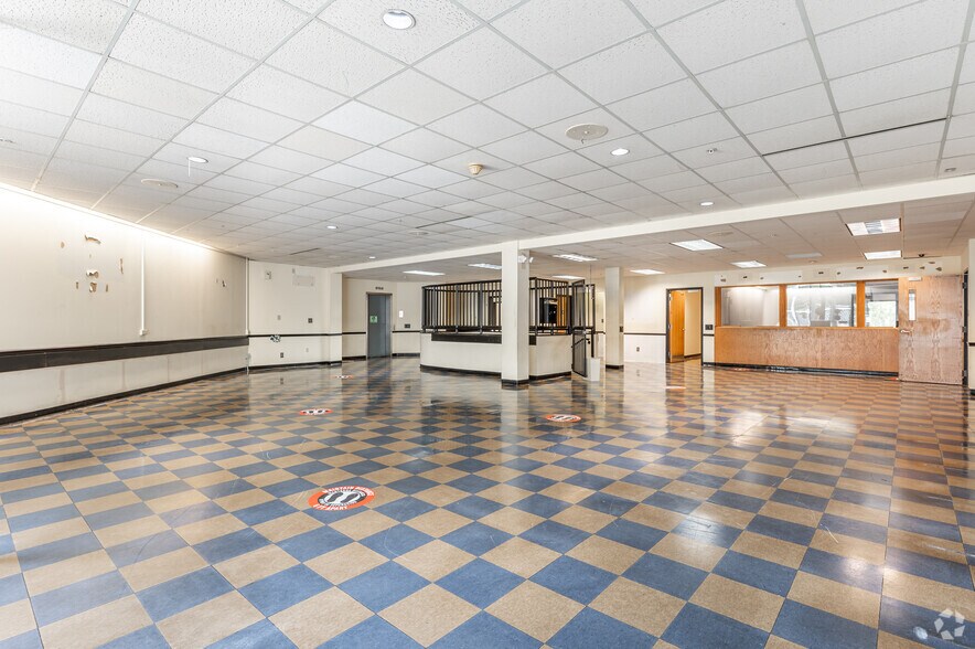 More Photos Of 325 S Fairground St, Marietta Office For Sale