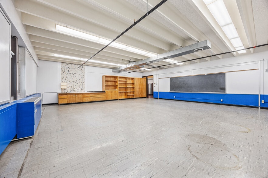 More Photos Of 1110 S 14th St, Moorhead Specialty For Sale