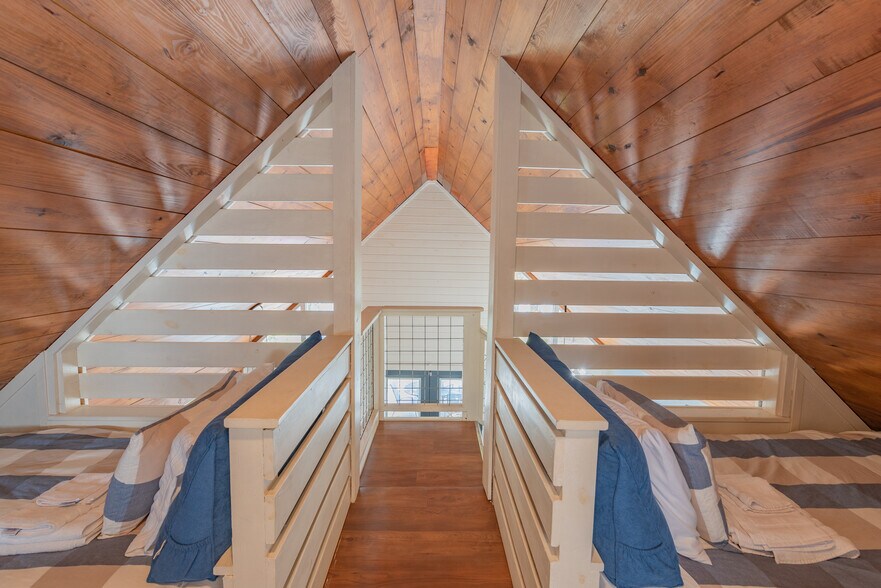 More Photos Of 108 E Barker Creek Dr, Scroggins Flex For Sale