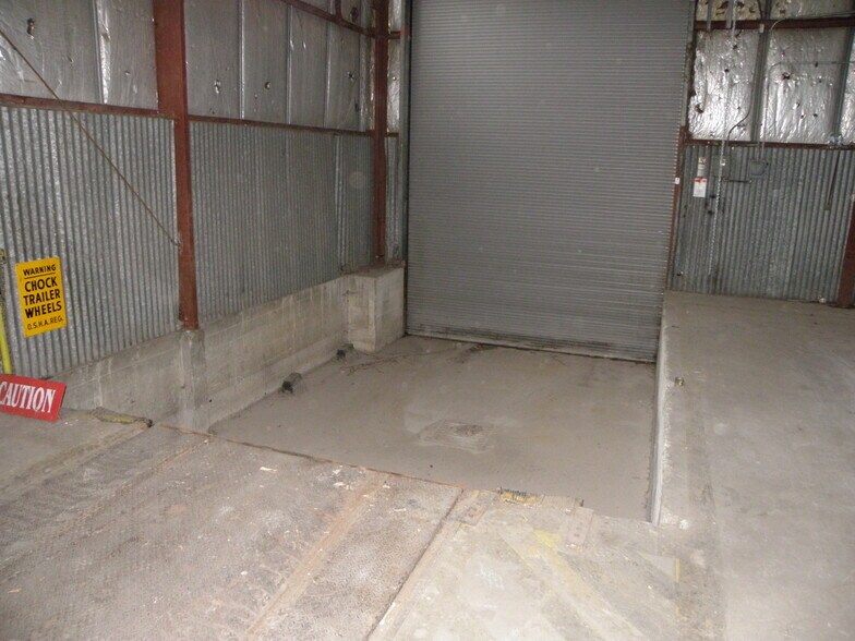 More Photos Of 922 Armstrong St, Morris Distribution For Lease