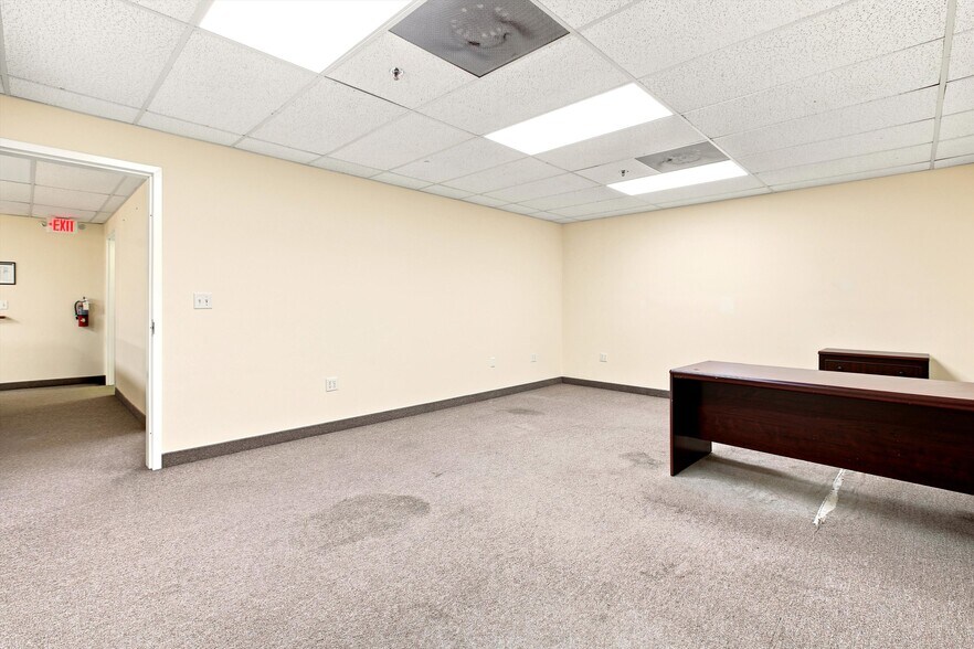 More Photos Of 2721 NW 19th St, Pompano Beach Showroom For Lease