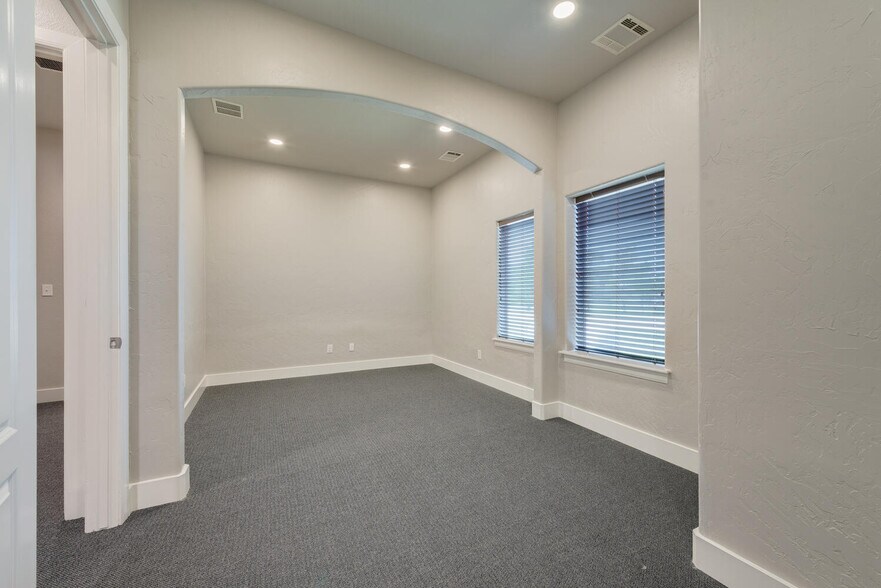 More Photos Of 5849 Park Vista Cir, Keller Showroom For Lease