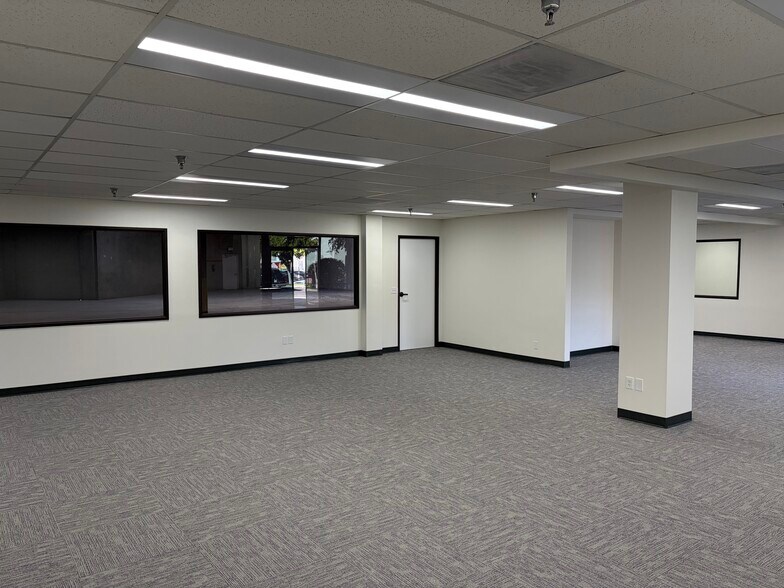 More Photos Of 2820-2834 La Mirada Dr, Vista Manufacturing For Lease