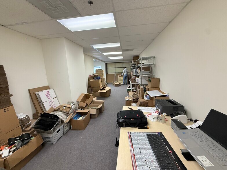 More Photos Of 537 N Wolf Rd, Wheeling Warehouse For Lease