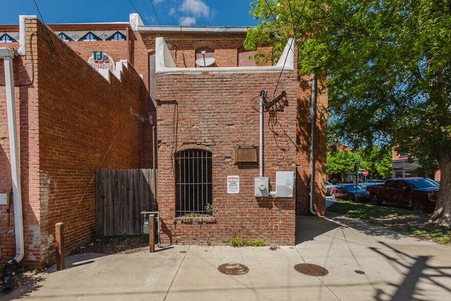 More Photos Of 1001 W Douglas Ave, Wichita Storefront For Sale