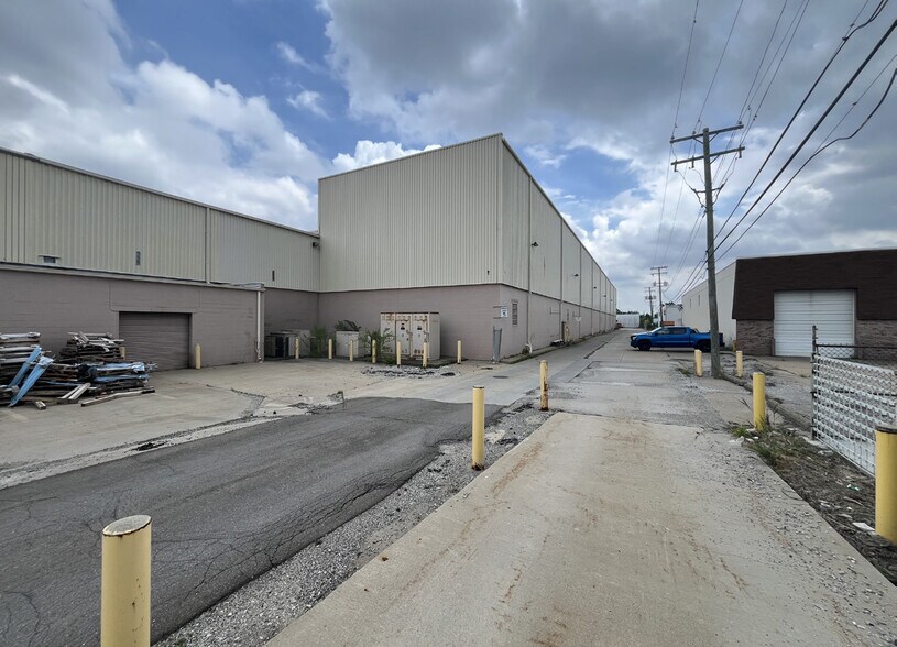More Photos Of 15260 Common Rd, Roseville Manufacturing For Sale